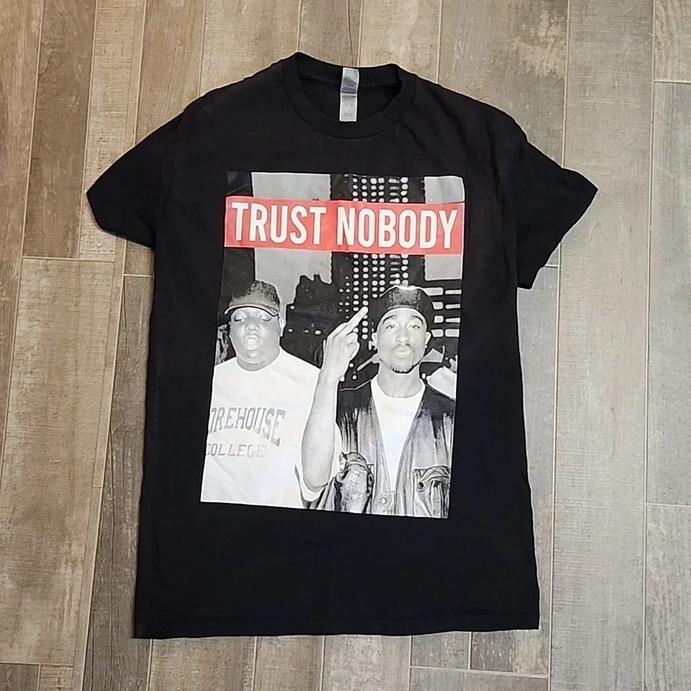 Gildan brand TSHIRT Biggie/ Tupac - Picture 1 of 4